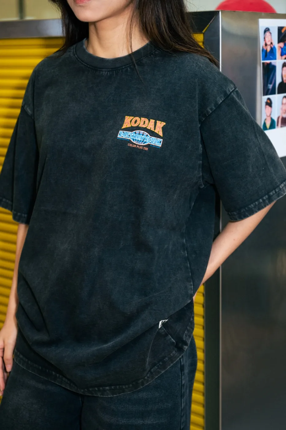 海港城店內的黑色 KODAK Apparel T-shirt 穿搭